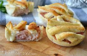 In una casseruola, a fuoco basso, fate soffriggere con un generoso giro d'olio extravergine d'oliva, un trito di carota, sedano e cipolla. Ricette Per Capodanno Facili E Veloci Con Il Pancarre Facilissime E Sfiziose Ideali Per Aperitivo Antipasto Ed Un Buffe Ricette Ricette Di Cucina Crostatine