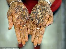 The fda has warned that some people experience serious skin reactions when a henna tattoo is applied. Fda Warns About Hidden Dangers Of Temporary Henna Tattoos That Burn Blister And Leave Skin Scarred For Life Daily Mail Online