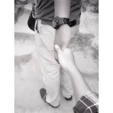 Bagian sebagian orang juga mengunggah gambar tangan yang sedang di silet dan berdarah menandakan dia sedang dalam keadaan sakit atau patah hati. Pegangan Tangan Romantis Gif Nusagates