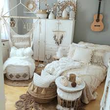 Often too busy, too florid or too kitschy, chic country style decor can be a dangerous exercise, especially in a room. Top 100 Best Rustic Bedroom Ideas Vintage Designs