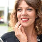 In 2000 she started her acting career, but still occasionally hosts events, e.g. Jessica Schwarz Endlich Wieder Verliebt Ihr Neuer Lasst Sie Ihren Kummer Vergessen Bunte De