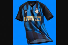Inter de milán y borussia dortmund pugnan por un portero. Inter De Milao Apresenta Camisa Que Reune Retalhos De 10 Uniformes Diferentes Gzh