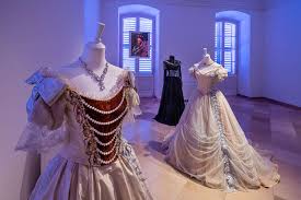 Hier finden sie alle informationen für ihren besuch und können ihre tickets online kaufen. Sisi Sonderausstellung