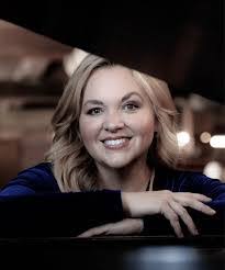 Ellen Sommer's Instagram, Twitter & Facebook