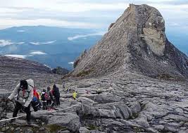 Gunung kinabalu telah direkodkan mempunyai tujuh puncak tertinggi iaitu Wisata Alam Kota Kinabalu Dan Kundasang Amazing Borneo Indonesia