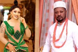Olakunle churchill, the estranged husband of nollywood actress, tonto dikeh has found love in the bosom of a white woman. 5ym Px8uk07t5m