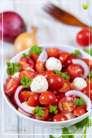 Schneller Tomatensalat Mit Mozzarella Meinestube Rezept Tomatensalat Tomaten Mozzarella Salat Leckere Salate