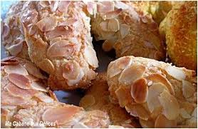 125 g de blancs d'oeufs 200 g de sucre glace 125 g de poudre d'amandes 170 de sucre en poudre du colorant alimentaire brun 5 cl de lait entier 1 cuil. Petits Gateaux Secs Aux Amandes Biscuits Economiques Recette Petit Gateau Sec Gateau Sec Recette Gateau Sec