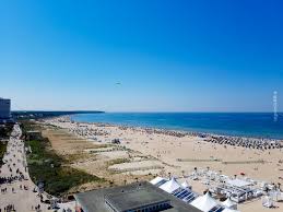 Nun ist lukas ganz allein und hält euch schonmal die. Warnemunde An Der Ostsee Leuchtturm Polo Und Strand Erleben