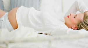 Hindari posisi telentang setelah memasuki usia kehamilan trimester kedua, terutama setelah bulan kelima, ibu hamil dianjurkan untuk tidak tidur dalam posisi. Penelitian Ibu Hamil Tidur Terlentang Memiliki Risiko Bayi Lahir Mati Popmama Com