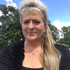 Mary Molder's Instagram, Twitter & Facebook