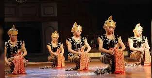 Rangkaian garis‐garis di lantai untuk satu tarian yang dilalui oleh seorang penari sumber: Isi Pengertian Tari Tunggal Daerah Setempat Kreasi Seni Budaya Sejarah Indonesia Web Sejarah Sejarah Dunia
