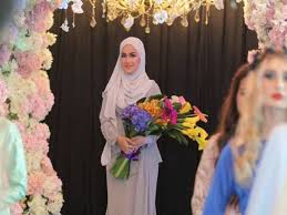 Pelakon dan pengacara elfira loy mengakui dirinya terpikat dengan personaliti dan keperibadian tunangnya, muhammad faris. Elfira Loy Akui Kini Berbadan Dua