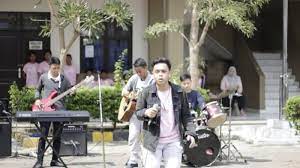 Chord Lagu Daun Jatuh Resah Jadi Luka Kunci Gitar Mudah C F C F Tembang Indie Music Populer Suryamalang Com