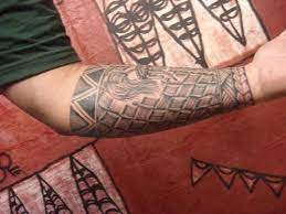 This triangle tattoo design symbolizes strength and change, and the gap within the tattoo represents being open to change. Samoan Tattoo That Basket Weave Is Insane Filipino Tattoos Tattoos Samoan Tattoo