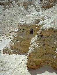 The qumran caves are a series of caves, some natural, some artificial, found around the archaeological site of qumran in the judaean desert. Qumran E I Rotoli Del Mar Morto