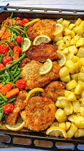Panierte Parmesan Hahnchenschnitzel Aus Dem Ofen Mit Gemuse Und Kartoffeln Instakoch De Rezept In 2020 Hahnchen Schnitzel Hahnchenschnitzel Kartoffelecken Rezept