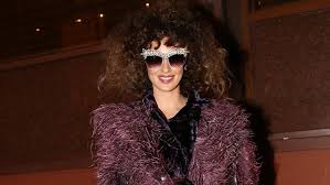 Başrollerini murat boz ve seda bakan'ın paylaştığı, senaryosunu murat dişli'nin kaleme aldığı, yönetmen koltuğunda ise şenol sönmez'in oturduğu öldür benim sevgilim sinemalarda. Seda Bakan Oldur Beni Sevgilim Galasinda Gobegiyle Dikkat Cekti Moda Haberleri