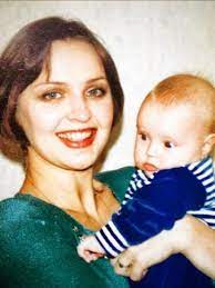 Буратино ночью прибегает к мальвине, она появляется в своем окошке и говорит: Kak Malvina Vyshla Zamuzh Za Ivanushku I Chto Iz Etogo Vyshlo Pikabu