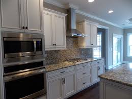 Beautiful Alabaster Cabinets With Chocolate Glaze Compliments The Hardwood Floors And Appliances Kitchen Remodel Design Kitchen Decor Kitchen Decor Pictures