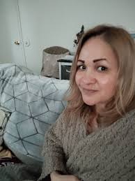 Can someone please change my hair to mahogany? ....red or brunette. I may  want to change it. Thank you in advance ☺️