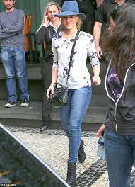 See more ideas about shakira, shakira style, shakira mebarak. Hats Off To Her Shakira Was Seen Earlier In The Day Wearing A Blue Fedora Style Hat Shakira Style Shakira Outfits Outfits Invierno
