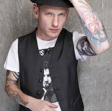 If you follow alicia or corey on instagram, you probably have seen their adorable couple photos. Corey Taylor