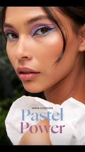 Un look en tonos pasteles lo último en tendencias de maquillaje con la...