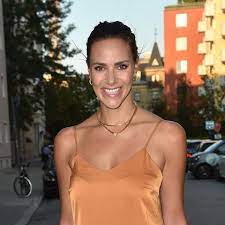 Wer der mann an ihrer seite ist, das behält. Esther Sedlaczek Schwanger Und Verlobt Gala De