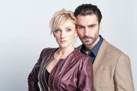 Félve egzisztenciája elvesztésétől, immorális döntéseket hoz és ezzel veszélyes események sorozatát. Mellekhatas