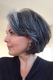 Cheveux courts gris femme, coiffure cheveux courts femme coupe cheveux court femme, coupe de cheveux courte, coiffures cheveux courts, idées de coiffures, blond cendré, mode et beauté. 7qklhohacr9aam