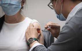 Astrazeneca, scoperto il meccanismo che potrebbe portare allo sviluppo di trombosi. 9l3sl8fergigxm