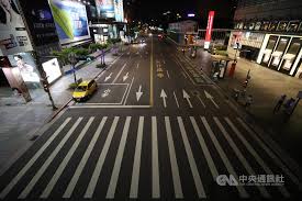 台北市怎麼可能還有空城？ 公視新聞：「台北東區地下街在疫情爆發之後，人潮也減少。近期在忠孝復興站這一側的商店，更是全部拉下鐵門。原來是有一家承包商，因為 #疫情衝擊，決定要 #提早解約，讓地下街 #宛如空城。」 開不起來不會降租金喔? 8wqcnz 6eqkojm