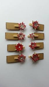 Per rendere il segnaposto di pasqua fai da te più simile a un cestino, create un manico formando una treccia con tre fili di spago lunghi almeno 6. Segnaposto Natalizi Con Molletta Di Legno E Stella Di Natale Personalizzabili Con Nome Scritto A Natale Fai Da Te Segnaposti Segnaposto Natale Idee Di Natale