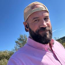 It's been a long time since I've believed in a song enough to send it to  radio but here we are folks! Starting in Quebec to see how it performs, I'd  sure