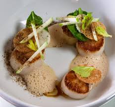 Coquilles St Jacques A La Pomme Celeri Et Brisures De Noix Recette Gastronomique Gastronomie Entree Gastronomique