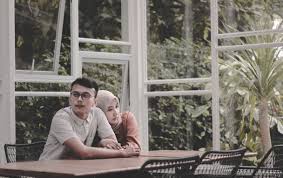 Tempat prewedding di bandung, bandung adalah sebuah kota yang terkenal dengan suasana alam yang indah. Prewedding At Coffee Shop Fotografi