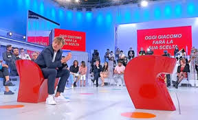 Dopo il sì da parte di martina lei e giacomo si lasceranno andare ad un ballo sotto una pioggia di petali rossi. Hrjfixonlq Uem