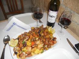 Pour La Specialite Locale La Cataplana Ragout De Porc Et Fruits De Mer Cuits En Cocotte Portions Enormes Attention Beaucoup Avis De Voyageurs Sur Casinha Do Petisco Lagos Tripadvisor