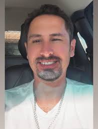 🌞 Hi everyone! I'm new to the area (I live in Cooly) and currently looking  for a job in hospitality; think cafés, bars, or restaurants. I've got solid  experience in both serving,