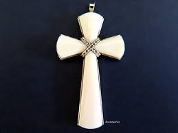 Avon Juliet Cross Choice Of Ivory Or Jade 1975 Cross Pendant Pendant Pendant Set
