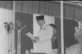 Masa demokrasi terpimpin adalah masa ketika indonesia menerapkan suatu sistem pemerintahan dengan seluruh keputusan pemerintah berpusat pada kepala negara (tim kemdikbud, 2017, hlm. Pelaksanaan Demokrasi Terpimpin Di Indonesia Pada Periode 1959 1965
