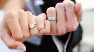 Adat sarung cincin nikah.selamat membaca 2014. 3 Alasan Mengapa Cincin Pernikahan Digunakan Di Jari Manis Tangan Kiri Nomor 3 Bisa Kamu Praktikkan Tribun Wow