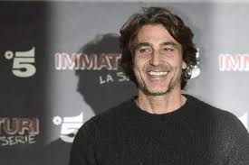 La storia di francesco era più cupa e drammatica, ha raccontato liotti, quest'anno ha uno sguardo più sereno, ha meno. Un Passo Dal Cielo Daniele Liotti Eta Moglie Figli Carriera Instagram Donnapop