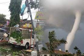 Cerita Warga Soal Angin Puting Beliung Di Yogyakarta Langit Gelap Dan Terdengar Suara Gemuruh Semua Halaman Grid