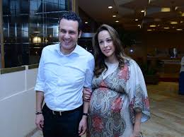 כאשר אליזבת השנייה יוצאת אל מחוץ לגבולות הממלכה המאוחדת היא אינה זקוקה לדרכון.על הדרכון הבריטי מופיעה גרסה של שלט האצולה המלכותי שלה ואילו על הדף הראשון מופיע הסמל בצירוף המשפט הבא: Maariv Co Il ×¨×›×™×œ×•×ª