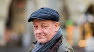 „wo schimmel ist, sind auch fliegen, antwortet schauspieler leonard lansink, der vor der filmkamera steht. Leonard Lansink Privat So Tragisch War Das Schicksal Des Wilsberg Darstellers News De