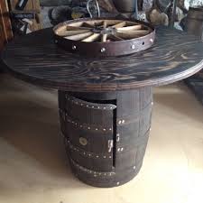 table haute a partir d un baril de whiskey avec roue antique pivotante tablette pour stockage a l interieur home decor furniture decor