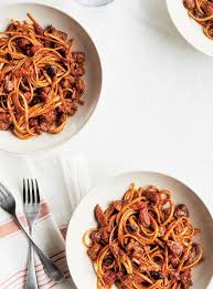 Linguines Au Ragout D Agneau Et Aux Olives A L Autocuiseur Ricardo Recipe How To Cook Pasta Food Seasoning Recipes
