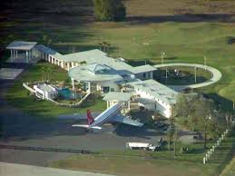 John Travolta S Qantas 707 In His Backyard Celebrity Houses Famous Architectural Buildings John Travolta House